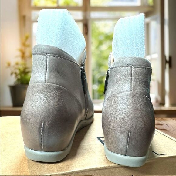 🆕🔥 DANSKO Leather Miki Zippered Boot Bootie TAUPE BURNSIHED Size 39 - Picture 9 of 14